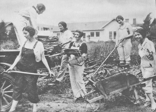 Ajn Rend | Nedelja Čišćenja, Demil Studio - Holivud, 1927. godine